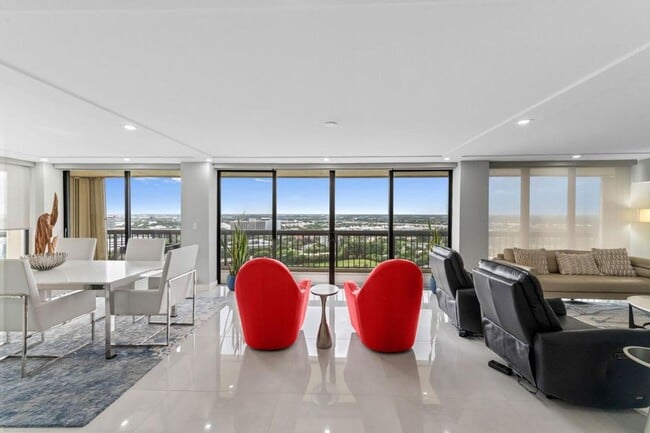 Building Photo - 1900 Consulate Pl