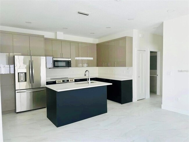 Building Photo - 4106 N Thatcher Ave