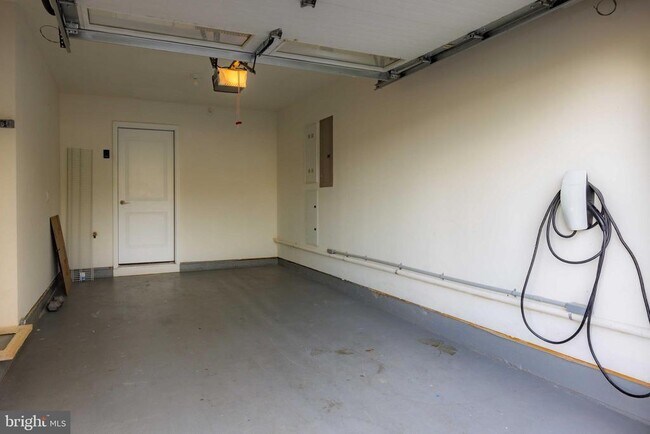 Building Photo - 1009 Lakeview Ct