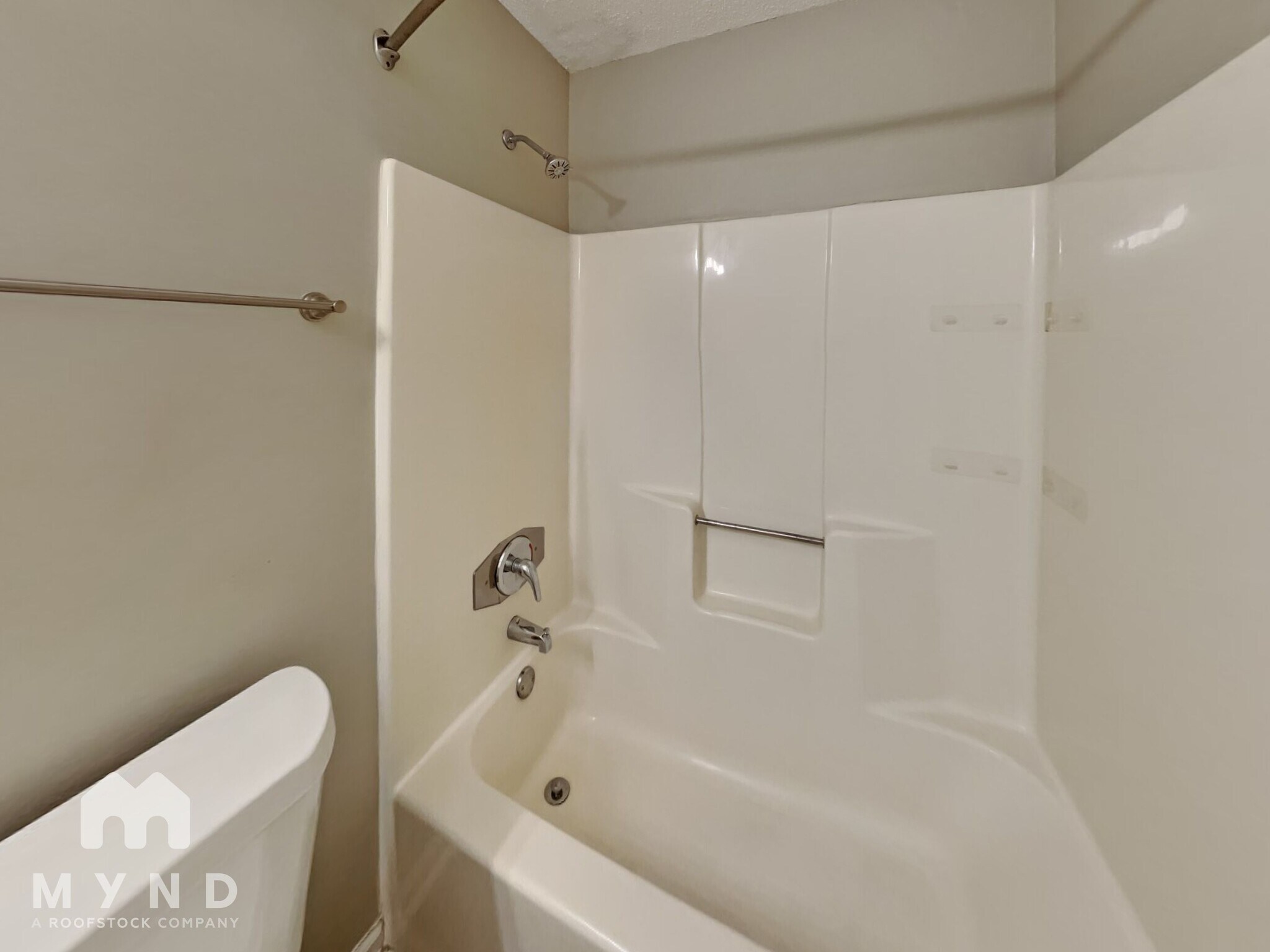 Building Photo - 208 Oak Cir N