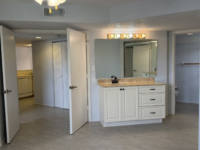 Building Photo - "2-Bed, 2-Bath Condo in Oaks IV - Your Cozy 899 Sq. Ft. Haven Awaits!"