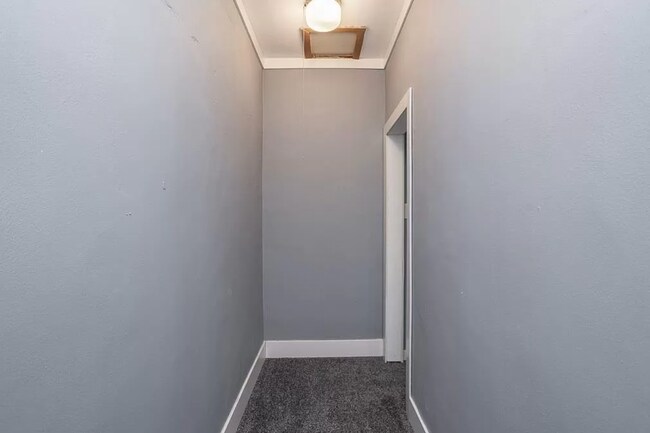 Building Photo - 801 Lake View Dr