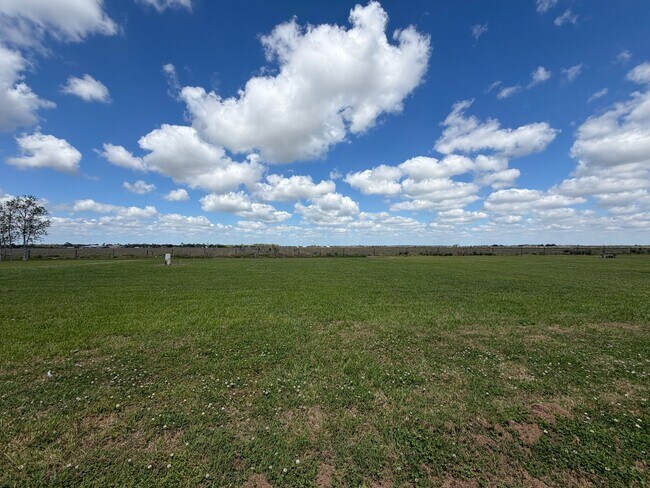 Building Photo - Spacious Mobile Home-large yard