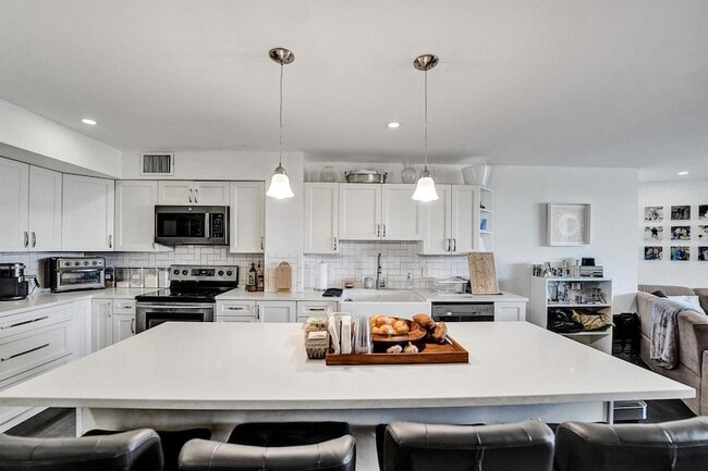 Building Photo - 3800 N Hills Dr