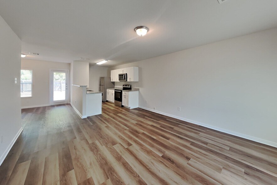 Building Photo - 15673 Del Norte Dr