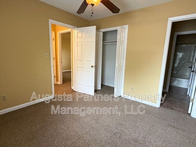 Building Photo - 3148 Vlg W Dr