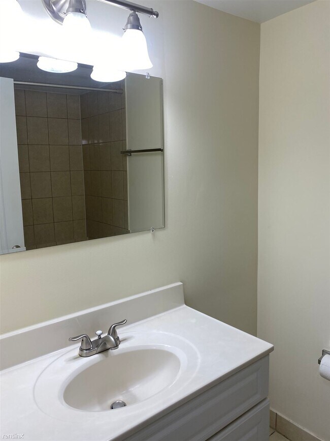 Building Photo - 3 br, 1.5 bath Condo - 6301 Hil Mar Dr Unit 1