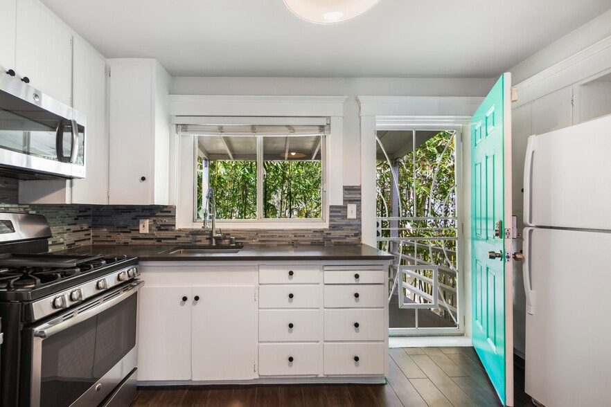 Kitchen - 1100 Coronado Ter