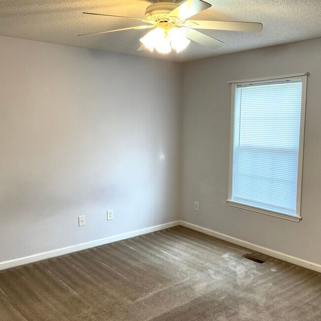 Building Photo - 3 Bedrooms, 2 Baths Home For Rent in Newton NC with 2 car garage