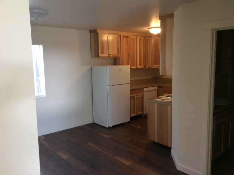 Building Photo - 909 W 4th Ave