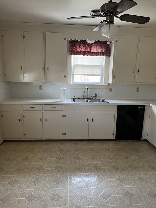 Building Photo - 3 Bdrm / 2 Bath House on a Corner Lot. Clo...