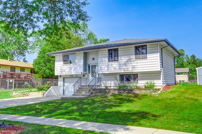 Building Photo - 728 Boxwood Dr