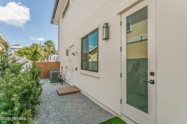 Building Photo - 207 Lora St