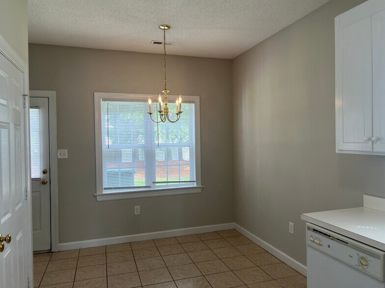 Building Photo - 3320 Whitlock Dr N