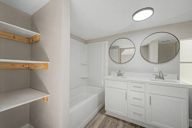 Building Photo - 512 W Bach Dr