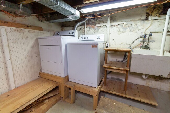 Building Photo - Charming 2 Bedroom 1 bath Row near Rittenh...