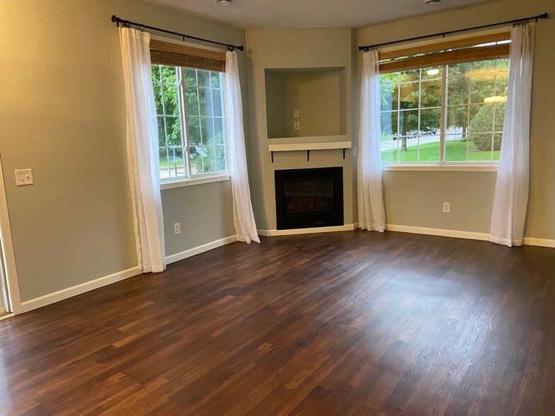 Building Photo - 202 River Woods Dr