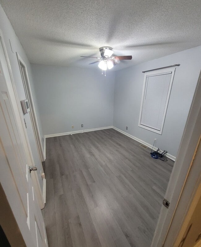 Building Photo - 3 Bedroom 2 Bathroom Home!