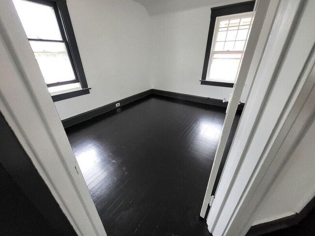 Building Photo - 1645 Larchmont Ave