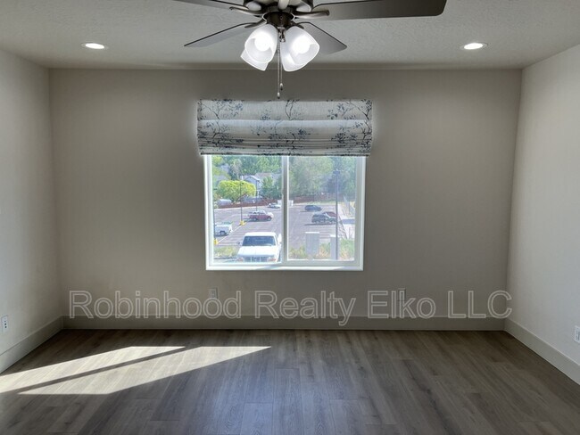 Building Photo - 2433 5th St