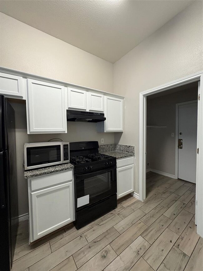 Building Photo - 2405 Wisteria Way