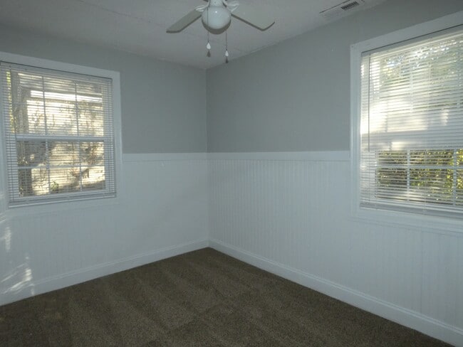 Building Photo - 10620 N Locust Ct