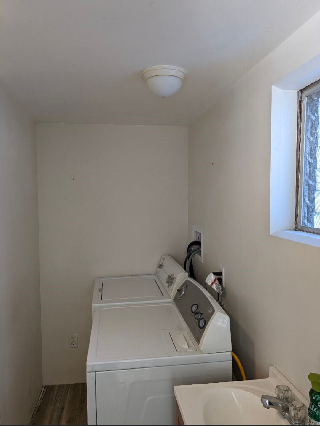 Full size washer and dryer in apt - 23 Rexford St