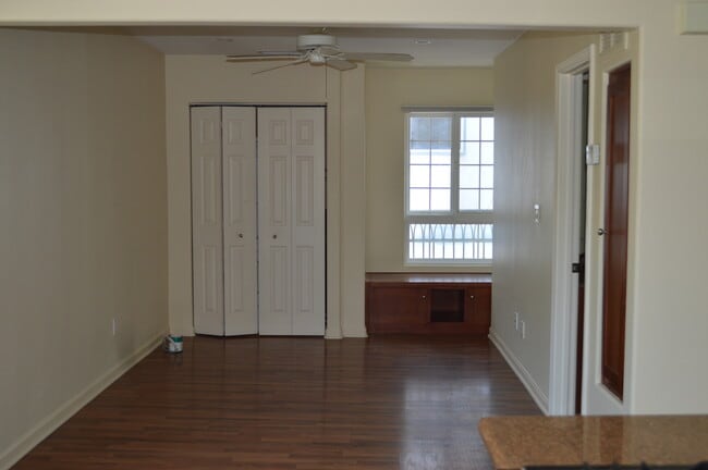 Building Photo - 1 Bedroom Condo in Mission Hills