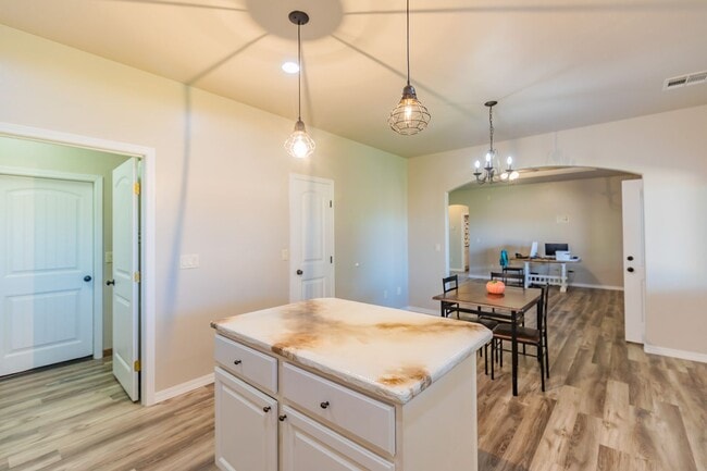 Building Photo - Beautiful 3 Bed 2 Bath Home