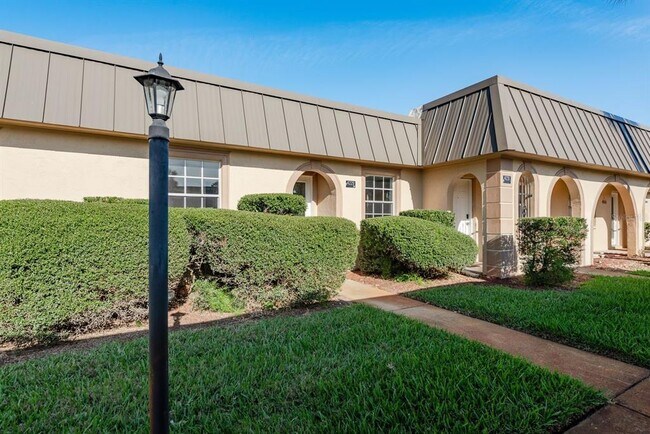 Building Photo - 4229 Stratford Dr