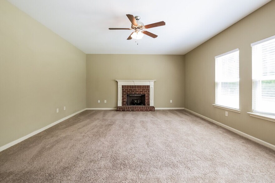 Building Photo - 220 Crescent Woode Dr