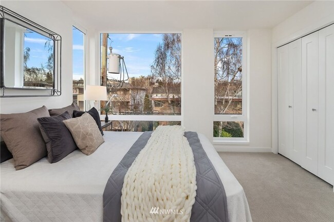 Building Photo - 2Bd/1.75Ba Seattle Townhouse