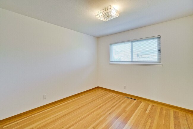 Building Photo - 5097 Forest Glen Dr