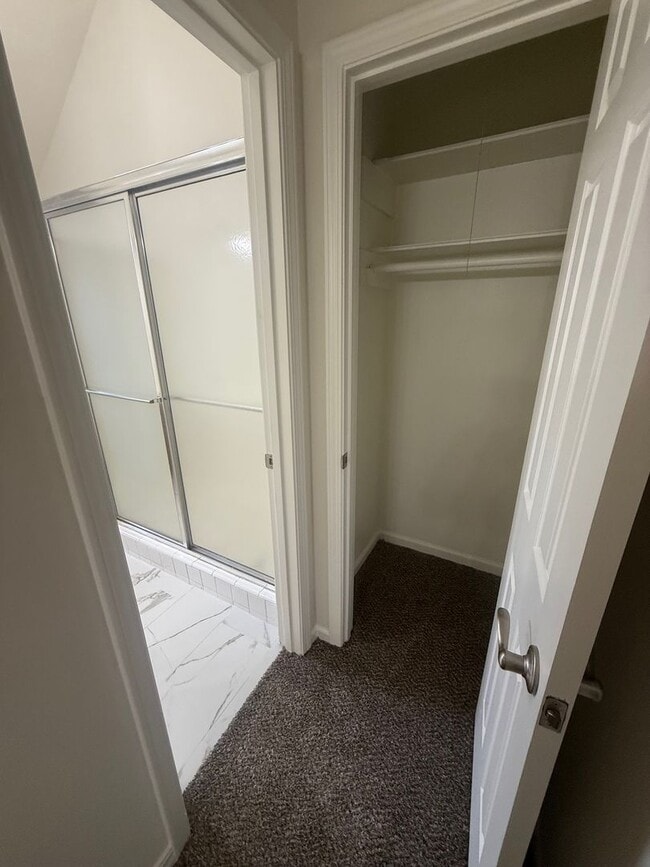 Building Photo - Garden Home