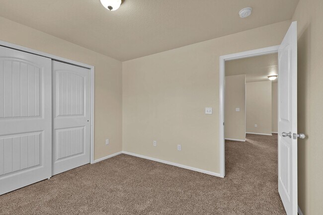 Building Photo - Move-In Ready Townhome with Luxury Finishe...