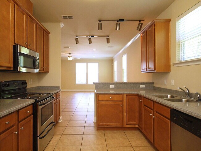 Building Photo - Hamptons on High – 4 Bedroom / 4 Bathroom Student Townhome Near FSU & TSC!