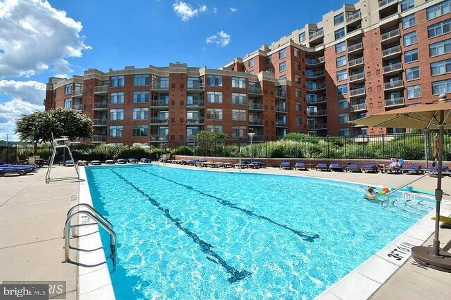 Building Photo - 3600 S Glebe Rd