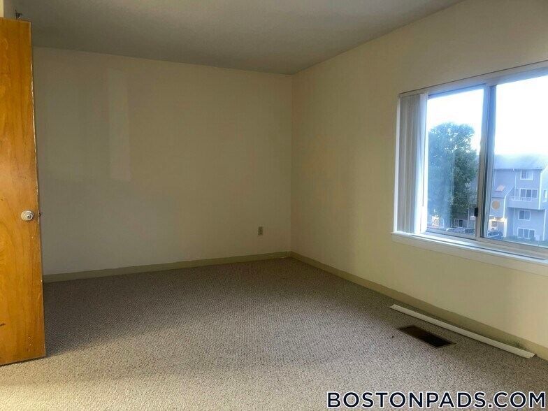 Building Photo - 140 N Beacon St