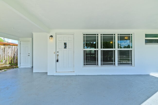 Building Photo - 921 SE 15th Ct