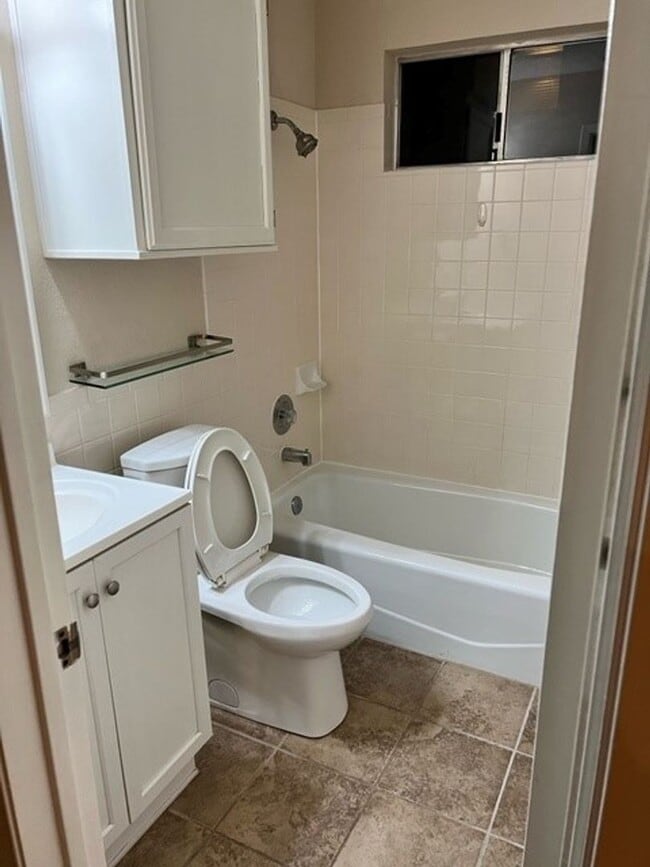 Building Photo - Beautiful home for lease in desirable Milw...