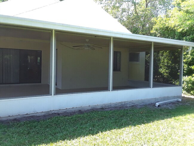 Building Photo - Lovely 3 Bedroom 2 Bathroom HOME!!!