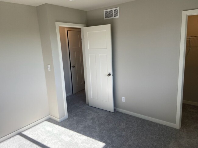 Building Photo - *One-month Free w/ 15-month Lease* Luxury ...