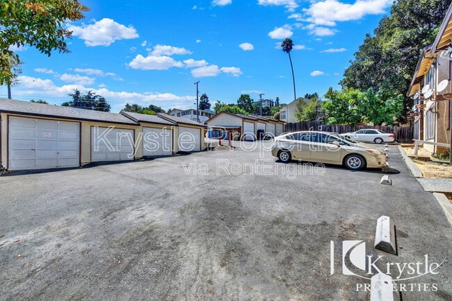 Building Photo - 136 Frisbie St
