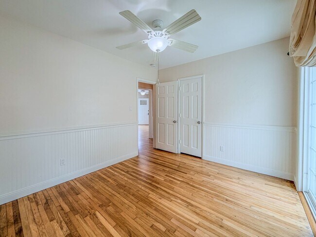 Building Photo - 3845 Sunset Ln