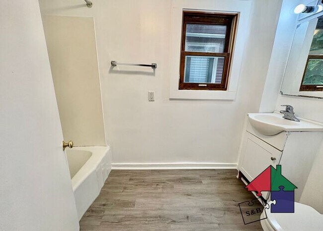 Building Photo - Freshly Renovated 2-Bedroom in Burlington's South End!
