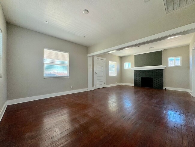 Building Photo - 2 bed w/REFRIG A/C and HUGE finished basem...