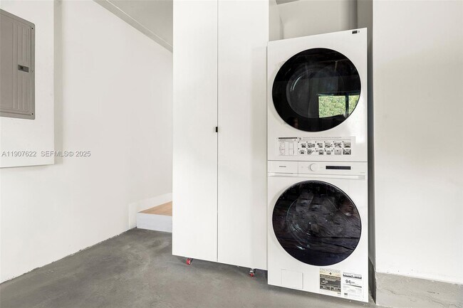 Building Photo - 15121 SW 69th Ct