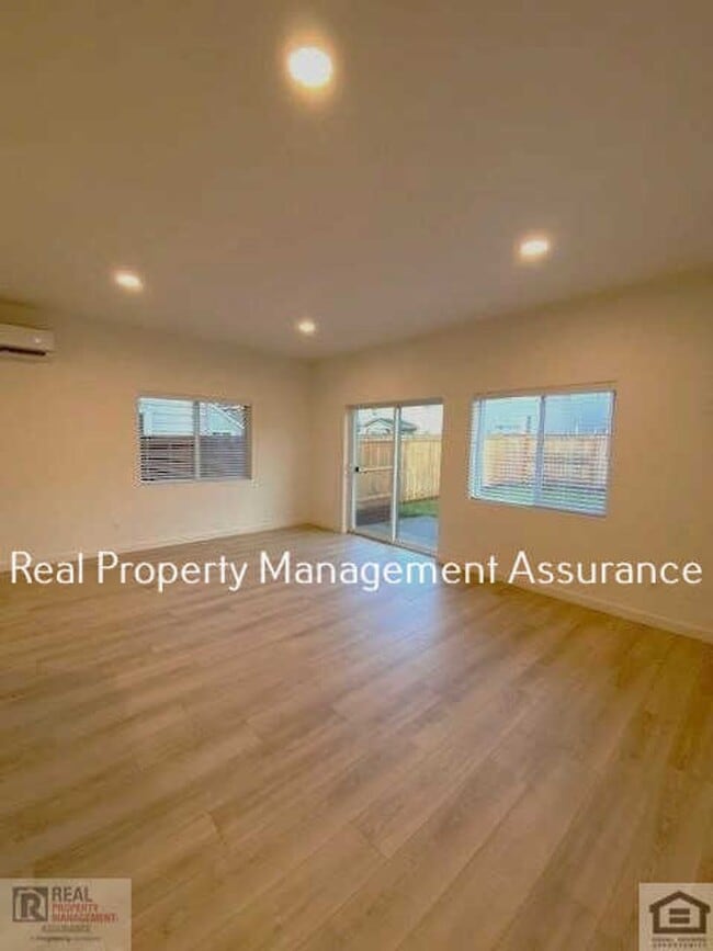 Building Photo - Modern 3 Bedroom Duplex With Garage!!