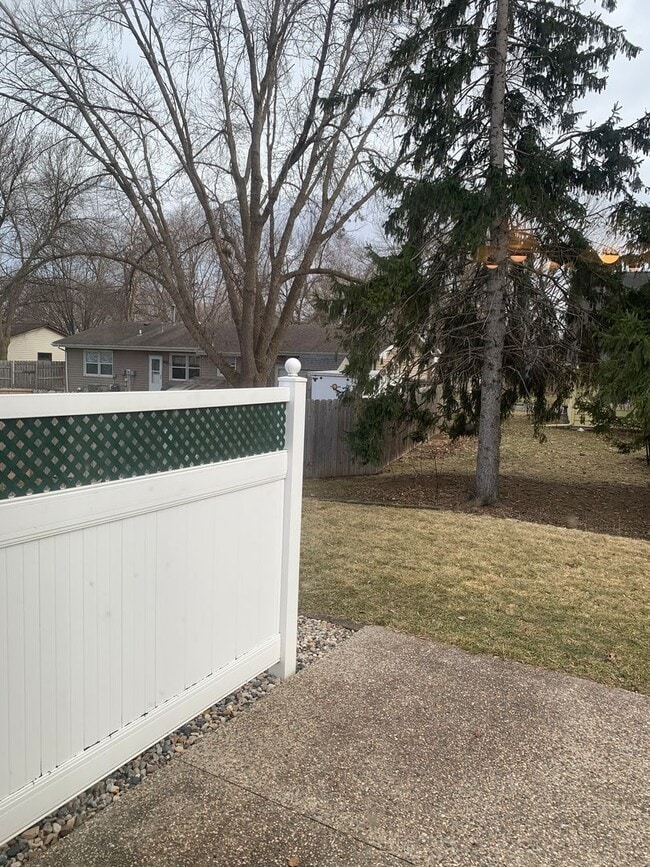 Building Photo - Executive 3 Bedroom Home