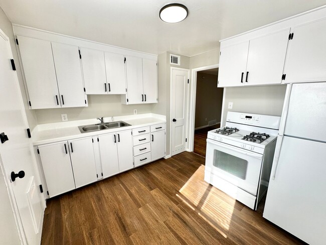 Primary Photo - 2 Weeks FREE! Beautiful 2 Bed 1 Bath with ...